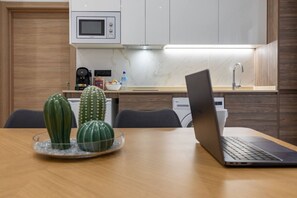 Jääkaappi, mikroaaltouuni, uuni, liesi