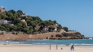 A coastal beach with houses on a hillside, a sandy beach, and the ocean. - Heliopolis with sea views. (Benicàssim)
