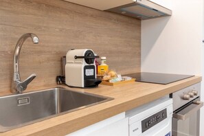 Réfrigérateur, four à micro-ondes, un four, surface de cuisson