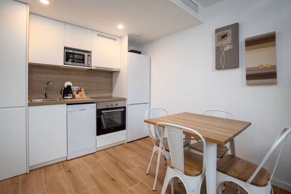 Réfrigérateur, four à micro-ondes, un four, surface de cuisson