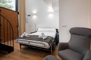 1 chambre, coffre-fort, fer et planche à repasser, lit de bébé portatif