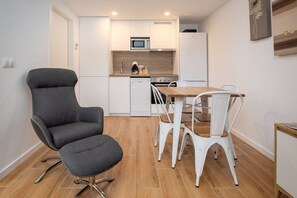 Réfrigérateur, four à micro-ondes, un four, surface de cuisson