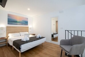1 bedroom, in-room safe, iron/ironing board, travel cot - Travel Habitat Alameda suites loft 2 (Valencia / València)