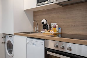 Réfrigérateur, micro-ondes, four, plaque de cuisson