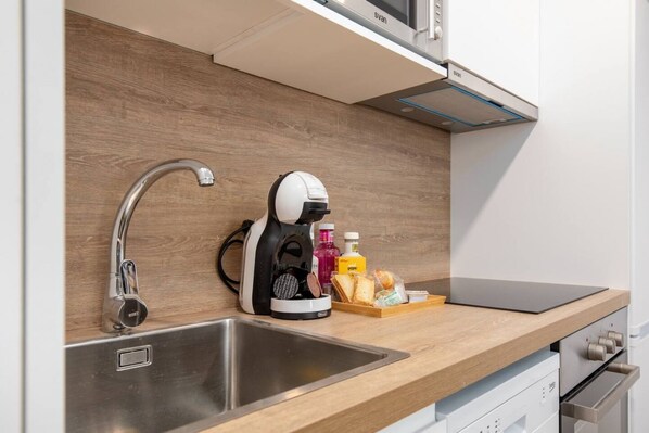 Réfrigérateur, four à micro-ondes, un four, surface de cuisson