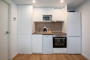 Køleskab, mikrobølgeovn, ovn, kogeplade