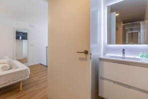 Douche, sèche-cheveux, serviettes fournies