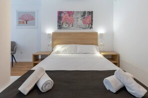 1 chambre, coffre-fort, fer et planche à repasser, lit de bébé portatif