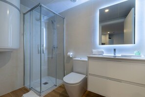 Shower, hair dryer, towels, shampoo - Alameda suites loft 3 (Valencia / València)