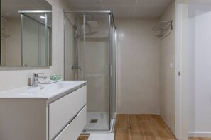 Douche, séchoir à cheveux, serviettes fournies, shampooing