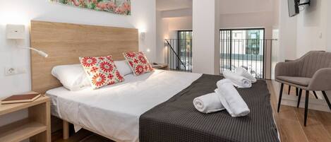 1 makuuhuone, tallelokero huoneessa, silitysrauta/-lauta