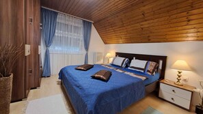 2 bedrooms, iron/ironing board, travel cot, Internet