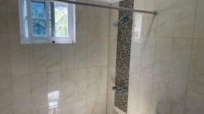 Dusche, Haartrockner, Handtücher, Seife