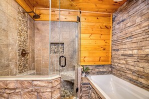 Shower, jetted bath, hair dryer, towels - Riverfront - Hot Tub - Kayaks - Fire Pits - 4 King Beds - Stunning views (Ellijay)