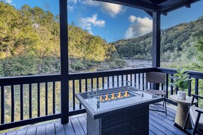 Property grounds - Riverfront - Hot Tub - Kayaks - Fire Pits - 4 King Beds - Stunning views (Ellijay)