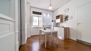 Deluxe appartement | Privékeuken | Een koelkast/vriezer, een espressoapparaat