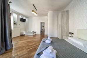 Deluxe Condo | Egyptian cotton sheets, premium bedding, memory foam beds, desk - DANTE 138 CLASS ROOMS & APARTMENTS (Bari)