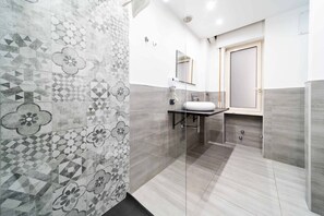 スタンダード ルーム | バスルーム | シャワー、水圧マッサージシャワー、バスアメニティ (無料)、ヘアドライヤー