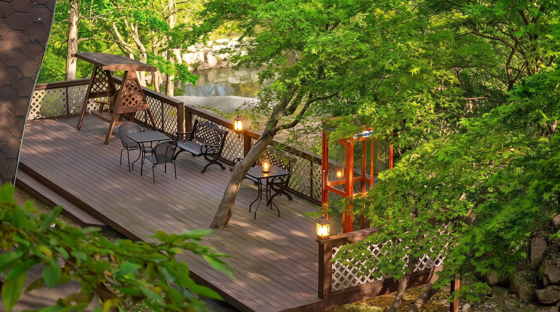 Eine Holzterrasse mit Gartenmöbeln und einer Laterne.