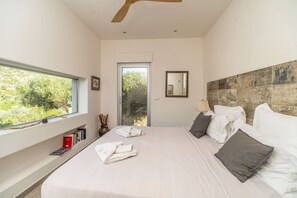 4 habitaciones, tabla de planchar con plancha y cuna de viaje 