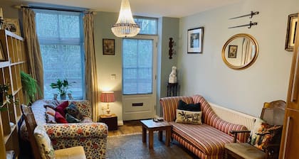 Beautiful Town Centre Apartment With River Terrace