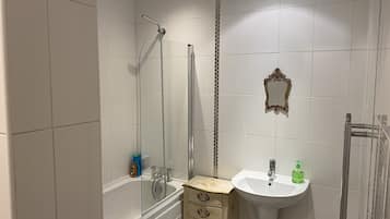 Căn hộ | Phòng tắm | Vòi sen/bồn tắm kết hợp, bồn tắm ngâm, máy sấy tóc, khăn tắm