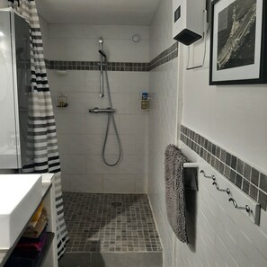 Douche, serviettes fournies