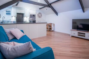 Smart TV - Penthouse At The Mews - 2 Bed Pet Friendly Apartment - Tenby (Tenby)