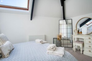 2 bedrooms, iron/ironing board, WiFi - Penthouse At The Mews  - 2 Bed Pet Friendly Apartment - Tenby (Tenby)