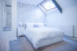 2 bedrooms, iron/ironing board, WiFi - Penthouse At The Mews - 2 Bed Pet Friendly Apartment - Tenby (Tenby)