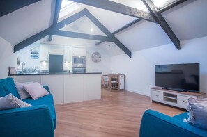 Smart TV - Penthouse At The Mews - 2 Bed Pet Friendly Apartment - Tenby (Tenby)