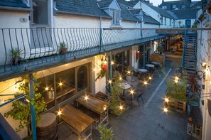 Outdoor dining - Penthouse At The Mews - 2 Bed Pet Friendly Apartment - Tenby (Tenby)