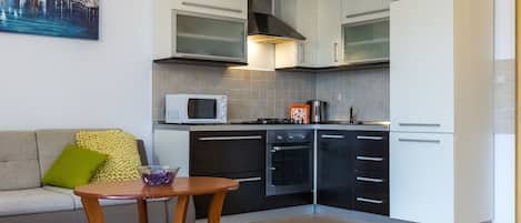 Fridge, oven, stovetop, cookware/dishes/utensils