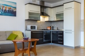 Kühlschrank, Ofen, Herdplatte, Kochgeschirr/Geschirr/Besteck