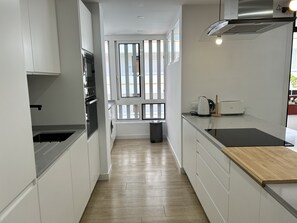 Jääkaappi, mikroaaltouuni, uuni, liesi