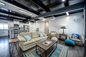 Smart TV, books - Rachel's Rooftop is a gorgeous newly built condo with views of the canyon! (Canyon Lake)