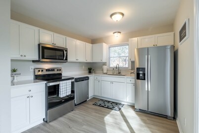 Stunning Southpark/ Cotswold Townhome
