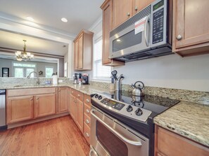 冰箱、微波炉、烤箱、炉灶