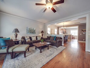 Smart TV - 3 Story (3 BR) Gem—Walk to BofA Stadium & South End! (Charlotte)