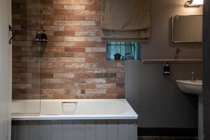 Escritorio, wifi gratis y ropa de cama 