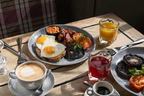 Daily continental breakfast for a fee - The White Hart (Chippenham)