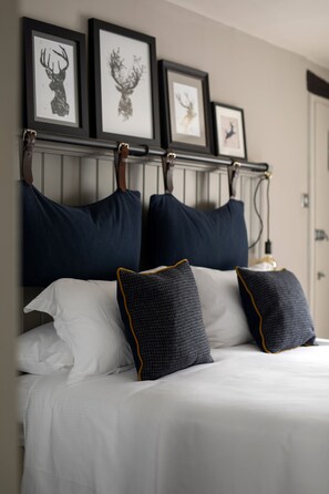 Deluxe Double Room | Desk, free WiFi, bed sheets - The White Hart (Chippenham)