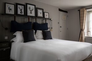 Escritorio, wifi gratis y ropa de cama 