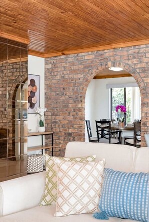 TV - Hobbit House Inspired 4BR cozy Fairytale Cottage (Robertson)