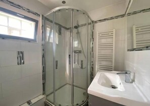 Family Villa, 6 Bedrooms, Kitchen, Garden View | Bathroom - Villa Spacieuse Paris (Stains)