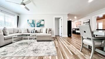 Smart TV, chimenea y biblioteca musical