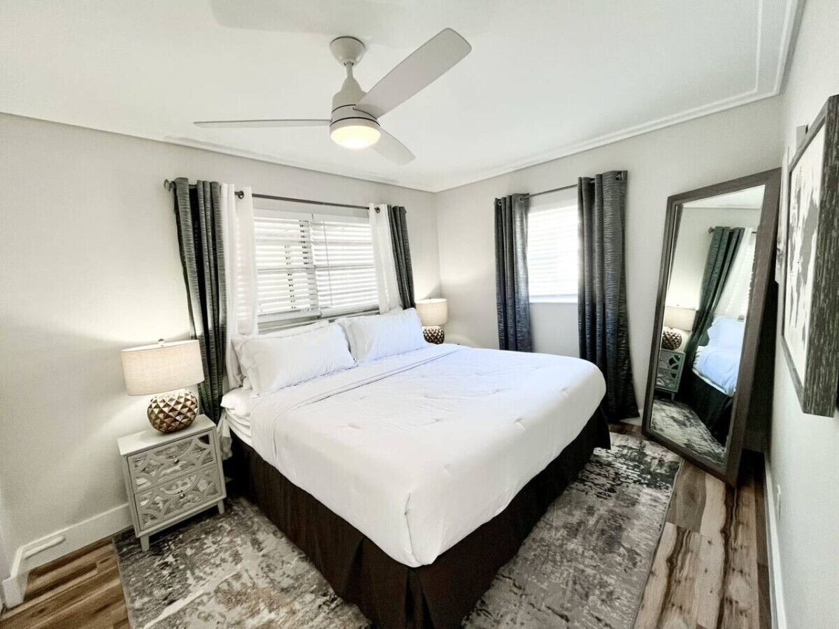 3 makuuhuonetta, työpöytä, silitysrauta/-lauta, vauvan matkasänky