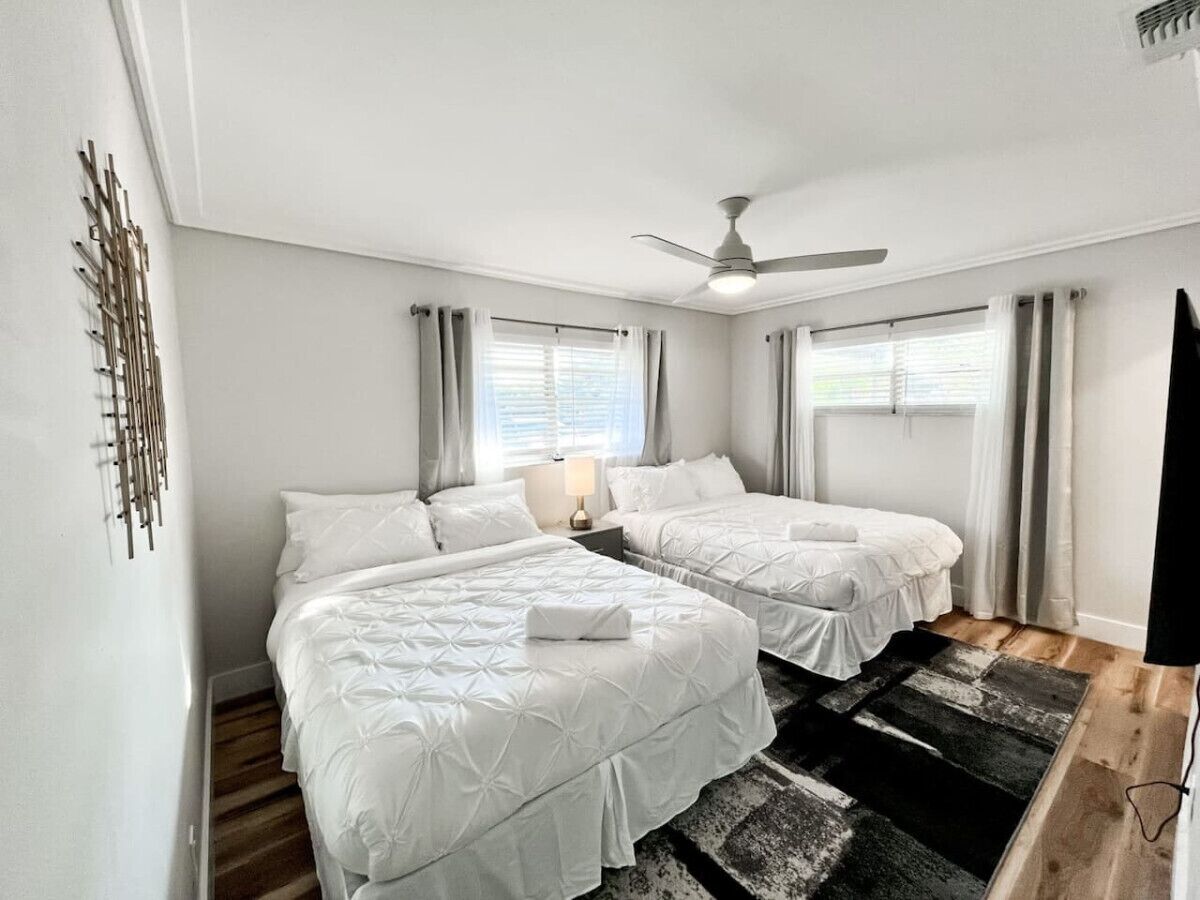 3 chambres, bureau, fer et planche à repasser, lit parapluie