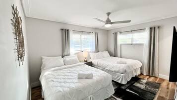 3 habitaciones, escritorio y tabla de planchar con plancha