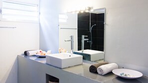 Dusche, Haartrockner, Handtücher, Toilettenpapier